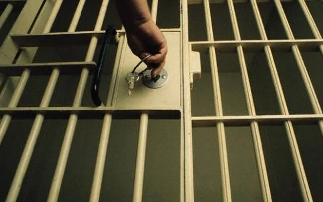 Βόλος: Κρατούμενοι αυτοτραυματίστηκαν διαμαρτυρόμενοι για το…φαγητό!